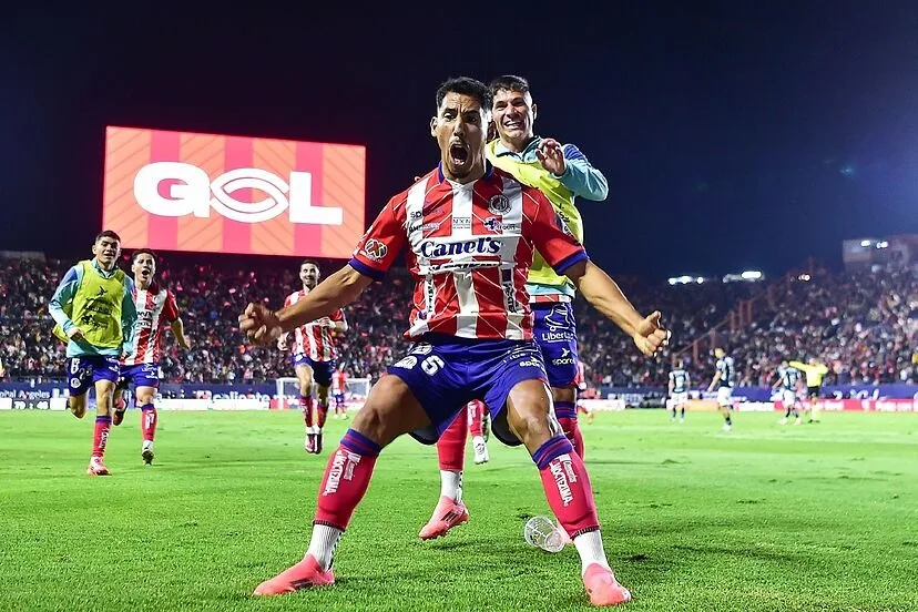 ¡San Luis sorprende a Rayados! Chávez y Bonatini iluminan la ida de la semifinal