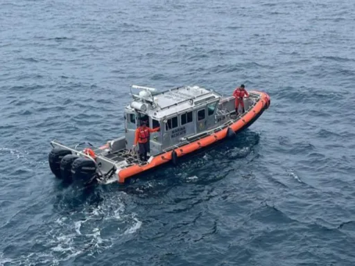 Localizan restos del barco "Roque Rojas I", aún buscan a pescadores desaparecidos.