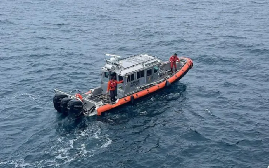 Localizan restos del barco "Roque Rojas I", aún buscan a pescadores desaparecidos.