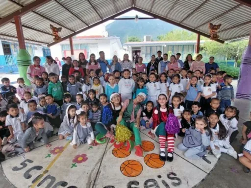 Estudiantes de la UAT celebran festival navideño en jardines de niños.