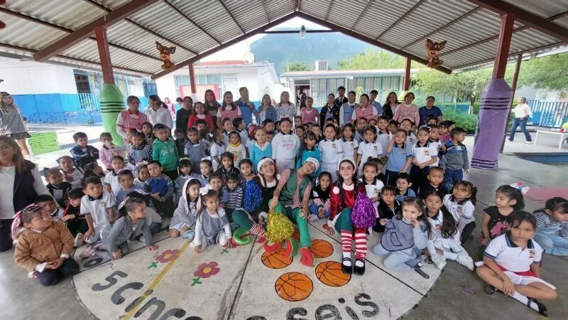 Estudiantes de la UAT celebran festival navideño en jardines de niños.