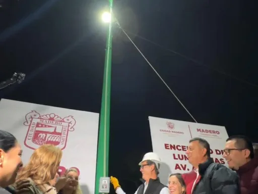 Ciudad Madero se transforma con moderna iluminación, afirma Erasmo González.