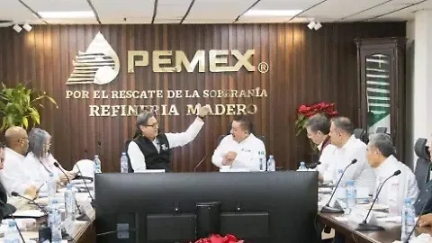 La colaboración entre Petróleos Mexicanos (Pemex) y el Gobierno de Ciudad Madero se centra en establecer como prioridad el mejoramiento de drenes pluviales y la protección del medio ambiente. Esta alianza tiene como objetivo mitigar los problemas relacionados con las lluvias y el manejo de aguas pluviales en la región. Mejoras en la infraestructura de drenaje El presidente municipal, Erasmo González Robledo, comentó sobre la importancia de esta colaboración para desarrollar proyectos que optimicen la infraestructura de drenaje, lo que beneficiará a las comunidades locales y ayudará a prevenir inundaciones provocadas por la temporada de lluvias. Se prevé que estos proyectos contribuyan de manera significativa a la salud pública y al desarrollo sostenible de la zona. Compromiso con la sostenibilidad ambiental González Robledo enfatizó que la alianza con Pemex no solo se limita a la mejora de drenes, sino que también abarca iniciativas para la conservación de los recursos naturales y la promoción de prácticas sostenibles en la zona. Esta colaboración puede servir como modelo para otros municipios que enfrentan desafíos similares en materia de gestión de aguas y protección ambiental. Impacto positivo en la comunidad El trabajo conjunto de Pemex y el Gobierno municipal busca no solo resolver problemas inmediatos de drenaje, sino también generar un impacto a largo plazo en la calidad de vida de los habitantes de Ciudad Madero, promoviendo un entorno más limpio y seguro para todos.