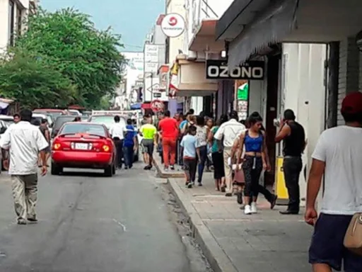 Tiendas de ropa a reventar en Victoria por compras navideñas.