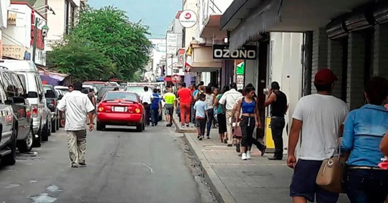 Tiendas de ropa a reventar en Victoria por compras navideñas.