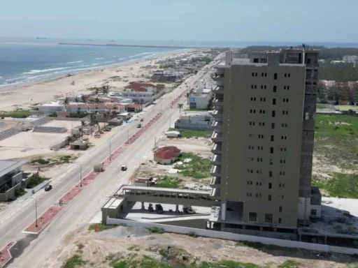 Negocios de Playa Miramar enfrentan adeudos por concesión federal.