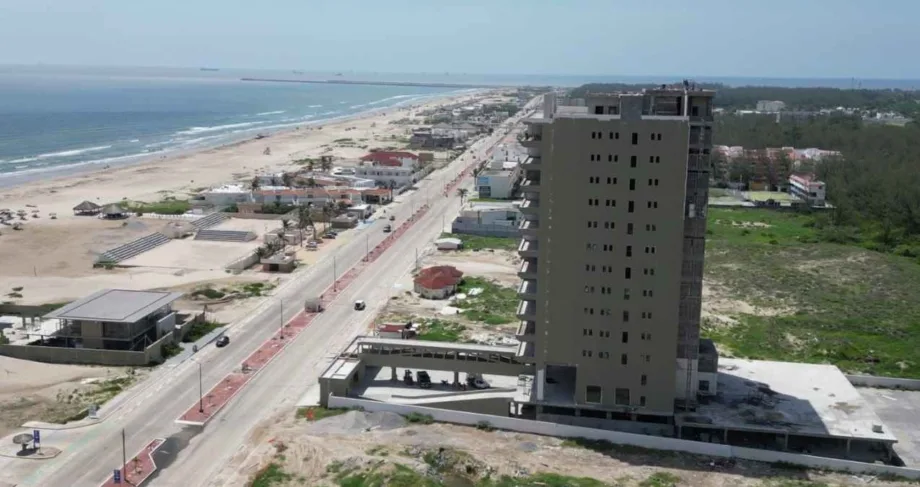 Negocios de Playa Miramar enfrentan adeudos por concesión federal.