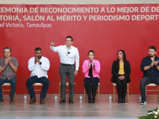 Lalo Gattás premia a lo mejor del deporte y periodismo victorense.