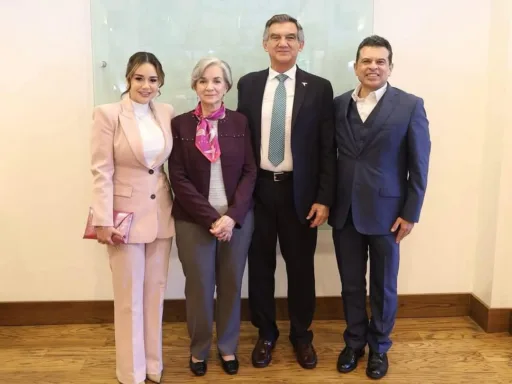 🎄 Lucy y Lalo Gattás participan en tradicional posada con la Dra. María de Villarreal y el Gobernador Américo Villarreal.