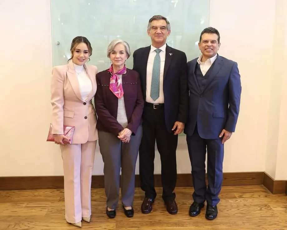 🎄 Lucy y Lalo Gattás participan en tradicional posada con la Dra. María de Villarreal y el Gobernador Américo Villarreal.