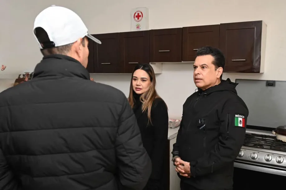 Con humanismo y compromiso, Lalo Gattás y Lucy de Gattás visitan albergue y colonias para dar cobijo a familias