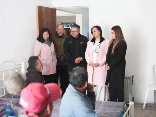 Visita Lucy de Gattás a familias en el albergue del DIF Victoria