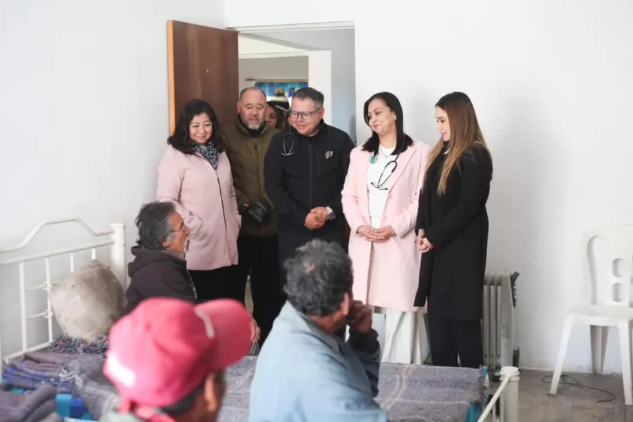 Visita Lucy de Gattás a familias en el albergue del DIF Victoria