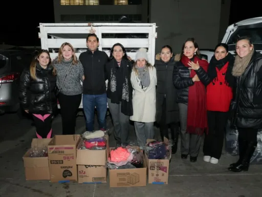 Distribuyen Mónica y Luz Adriana Villarreal cobijas y alimentos a pacientes y familiares en el Hospital General #Tampico #Tamaulipas