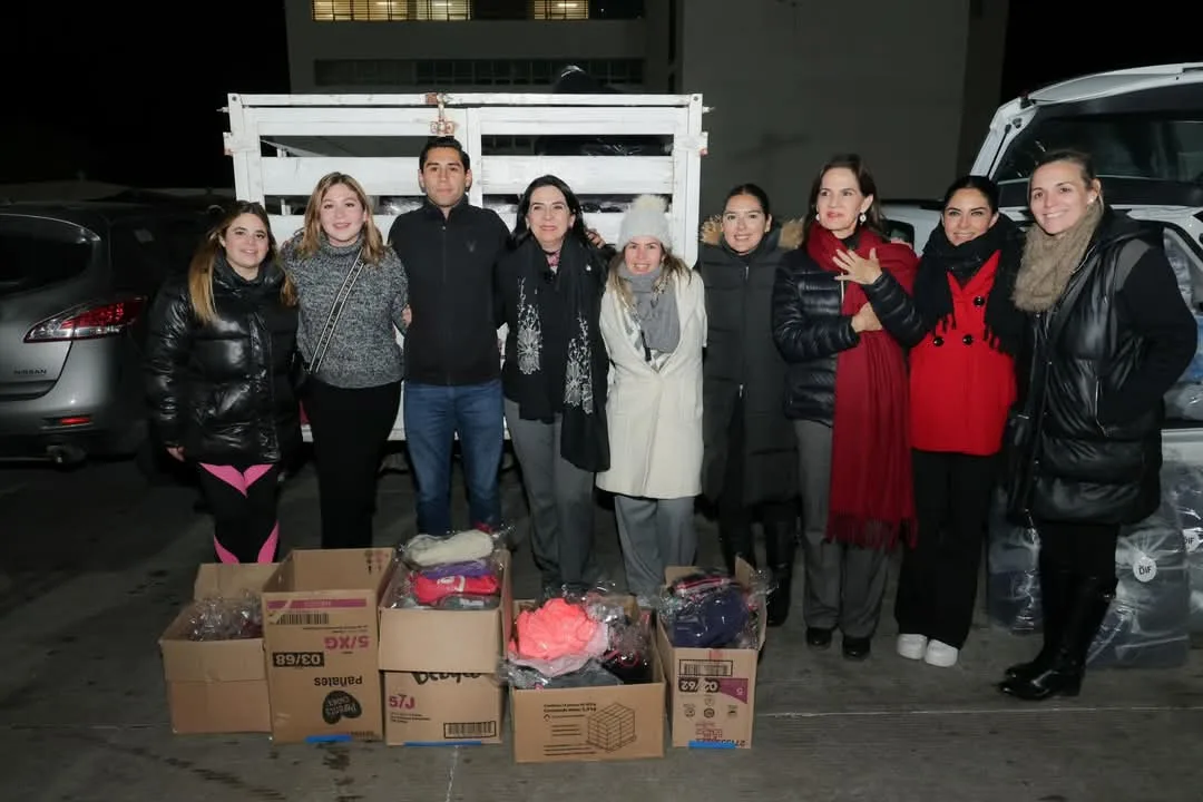 Distribuyen Mónica y Luz Adriana Villarreal cobijas y alimentos a pacientes y familiares en el Hospital General #Tampico #Tamaulipas