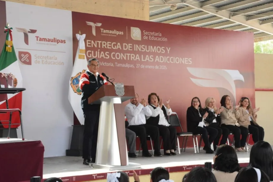 Gobernador Cumple Compromiso con Estudiantes y Entrega Equipos Tecnológicos