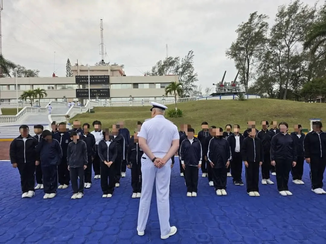 Visita de alumnos de la escuela secundaria “Sebastián José Holzinger” a la Primera Zona Naval y Astillero de Marina Número 2